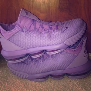 Lebron 16 low ‘atomic violet’